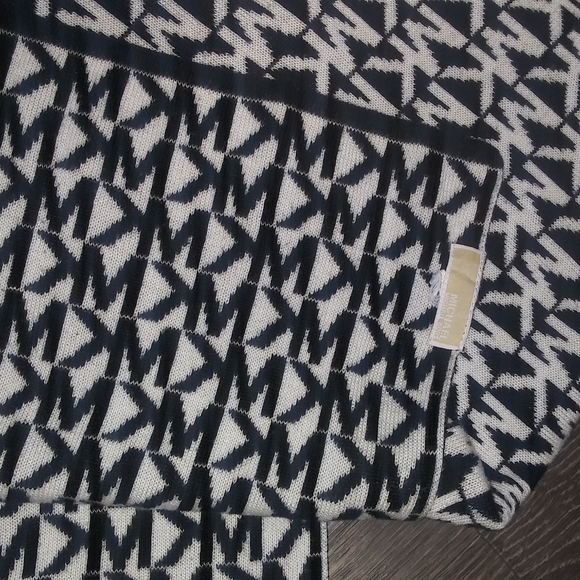 Authentic Michael Kors wool monogrammed scarf - Picture 7 of 7